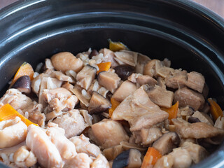 鶏肉とキノコや野菜を土鍋で炊きこんで作った炊き込みご飯。
