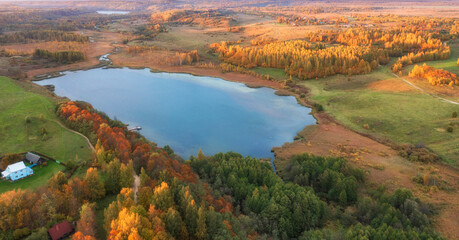Malskaya valley and Gorodischenskoye lake near the town of Izborsk in the Pskov region of Russia during the golden autumn. Autumn landscape top view. - obrazy, fototapety, plakaty