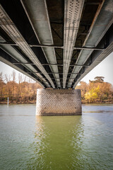 Paysage d'un pont vu de dessous en automne