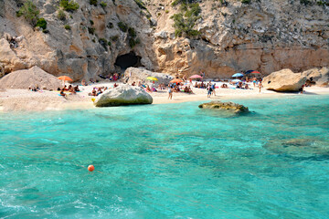 Cala Mariolu mit weißen Felsen 