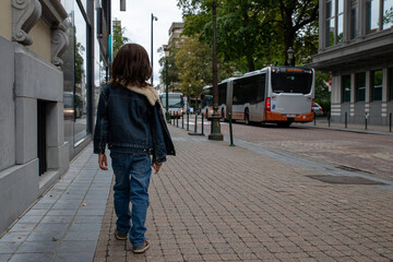 Enfant marchant seul dans la rue d'une ville