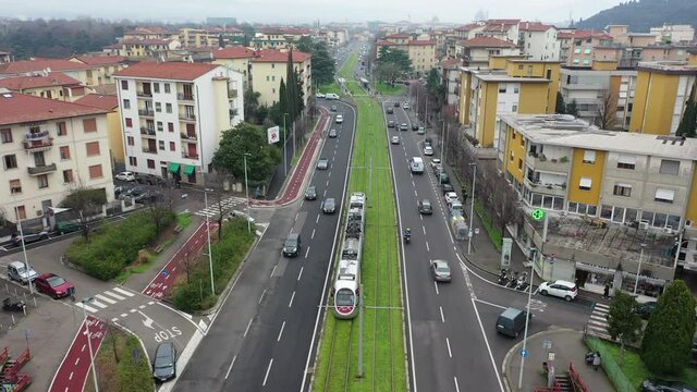 Firenze, il tram corre sui binari del centro della citt&agrave;.
Vista aerea zenitale ripresa dal drone di via Talenti a Firenze.