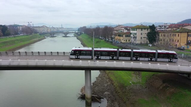 Firenze, viabilit&agrave; di auto e tram sul ponte delle Cascine.
Vista aerea zenitale ripresa dal drone.