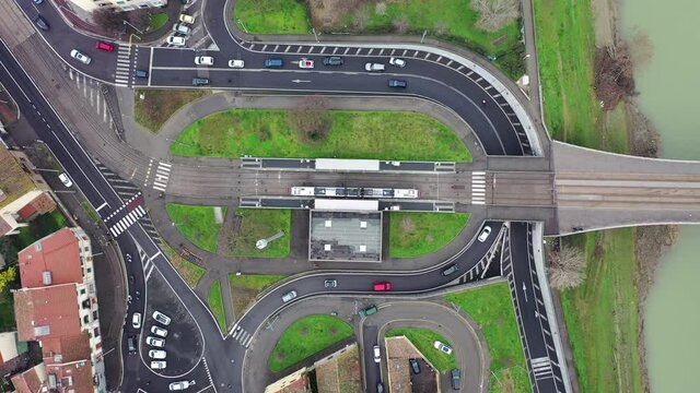Firenze, viabilit&agrave; di auto e tram sul ponte delle Cascine.
Vista aerea zenitale ripresa dal drone.