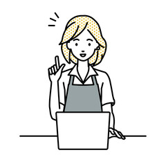 デスクで座ってPCを開いて何かひらめいたカフェ店員の女性