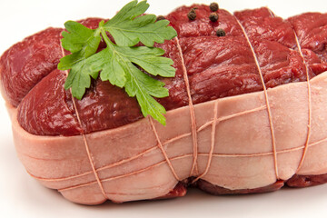 rôti de boeuf isolé sur un fond blanc