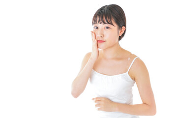 肌のケアをする若い女性