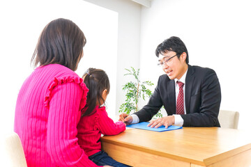 営業の男性と家族