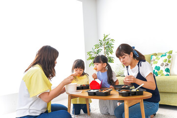 ごはんを食べる子どもとママ友