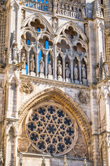 Fototapeta premium Rosetón cisterciense con tracería de estrella de seis puntas o sello de Salomón y galería con estatuas de los ocho primeros reyes de Castilla en la catedral gótica de Burgos, España