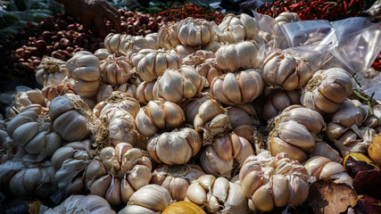 Garlic collection in traditional markets