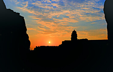 Obraz premium Beautiful Sunset behind Badami fort in Karnataka, India