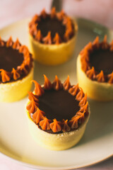 vanilla cupcakes with dulce de leche, preparation of the pastry chef with artistic design