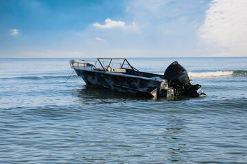 Obraz premium Motor boat at sea on sunny day