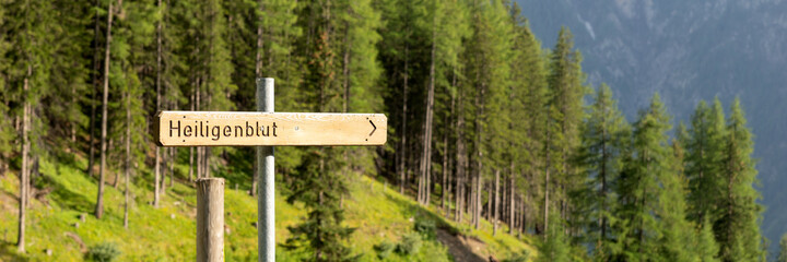 Wegweiser nach Heiligenblut in den österreichischen Alpen. Europa