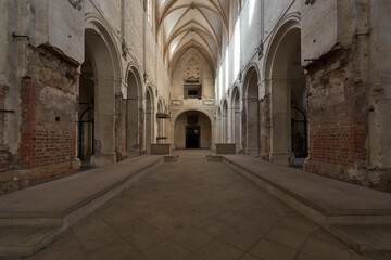 Lubiąż - wnętrze zrujnowanego kościoła klasztornego