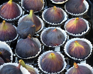 ripe figs in the market