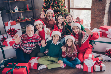 Full body photo of wife husband retired pensioner married small preteen school people xmas wave hello family picture indoors