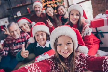 Photo of wife husband retired pensioner married little small preteen school people xmas santa claus hat gesture make selfie indoors