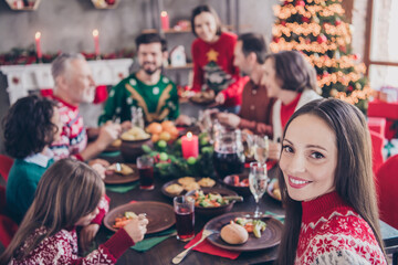 Obraz na płótnie Canvas Photo portrait pretty woman celebrating winter holidays with parents children eating delicious food