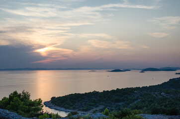 Sonnenuntergang an der Mittelmeerküste in Kroatien