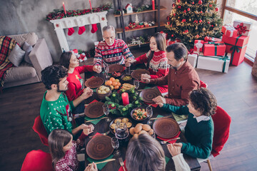 Photo portrait couples grandparents little children praying together on xmas holding hands at table before dinner in apartment