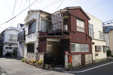 日本の古い木造二階建住宅/狭小住宅/一戸建て/
