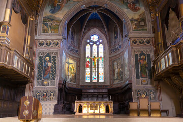 Fototapeta na wymiar View of the interior of the cathedral of Gubbio, a medieval city in Umbria
