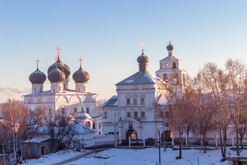 Fototapeta na wymiar uspensky trifonov monastery in kirov on a winter evening