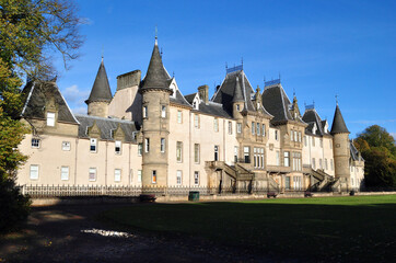 Naklejka premium Facade of Traditional 19th Century Stone Building in Sunny Public Park 