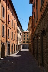 Fototapeta na wymiar Gasse in der Altstadt von Castelnuovo di Garfagnana in der Toskana in Italien