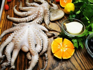 Octopus Rezept mit Garnelen und schwarze Oliven
