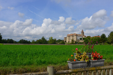 Ornement de fleurs au château prieuré de Pommiers-en-Forez (42260), département de la Loire en région Auvergne-Rhône-Alpes, France