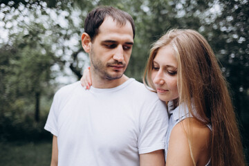 Obraz premium The guy looks at the girl. Couple in love