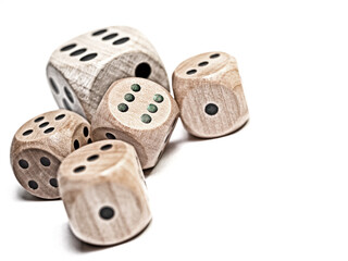 Spielwürfel aus Holz vor weißem Hintergrund