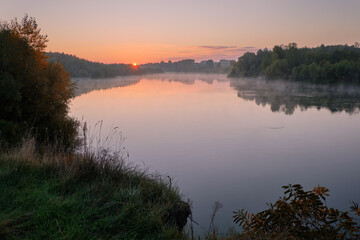 Obraz na płótnie Canvas sunrise over the river