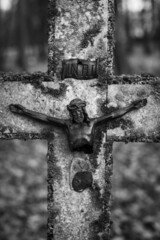 Stary krzyż na grobie