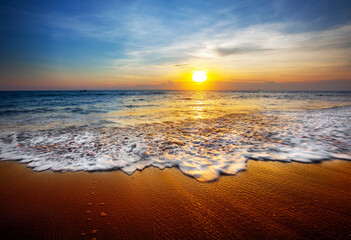 Obraz premium Beautiful sunset sea and tropical beach