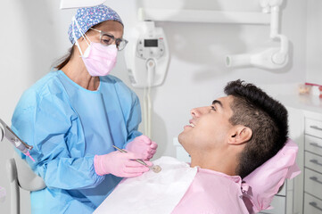 Obraz premium Doctor treats patient teeth in modern dental clinic. High quality photo