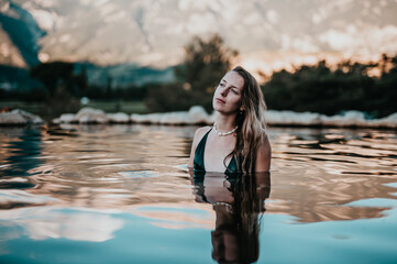 Femme dans une source d'eau chaude a la montagne 03