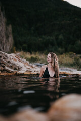 Femme dans une source d'eau chaude a la montagne 04