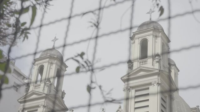 torres de iglesia con cielo lindo y rejas 