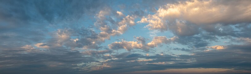 Naklejka na ściany i meble Clouds in the sky all the way to horizon line taken early evening just before sunset 
