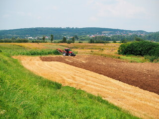 maszyna rolnicza przy pracy