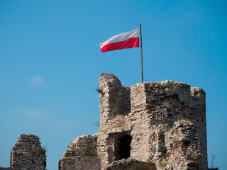 Polska flaga na zniszczonej wieży zamkowej - obrazy, fototapety, plakaty