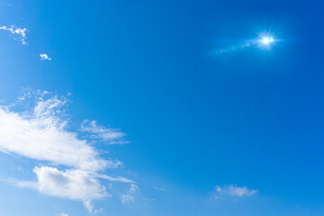 Naklejka na ściany i meble 青いグラデーションが美しい大空と雲と太陽光の背景素材_n_01