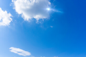 Naklejka na ściany i meble 青いグラデーションが美しい大空と雲と太陽光の背景素材_n_03