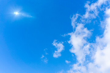 Fototapeta na wymiar 青いグラデーションが美しい大空と雲と太陽光の背景素材_n_04