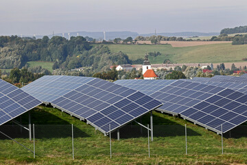 Farma ekologicznych paneli słonecznych na polanie.  - obrazy, fototapety, plakaty