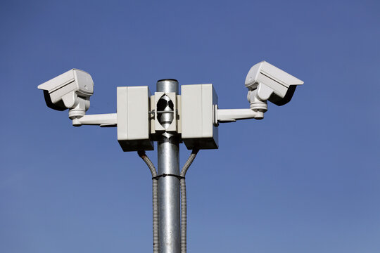 Kamera monitoringu obserwuje otoczenie. 